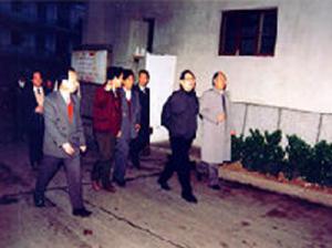 1994年省委副書記范欽臣到公司視察